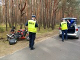 Motocyklista uderzył w drzewo w miejscowości Słok (gm. Bełchatów). Trafił do szpitala