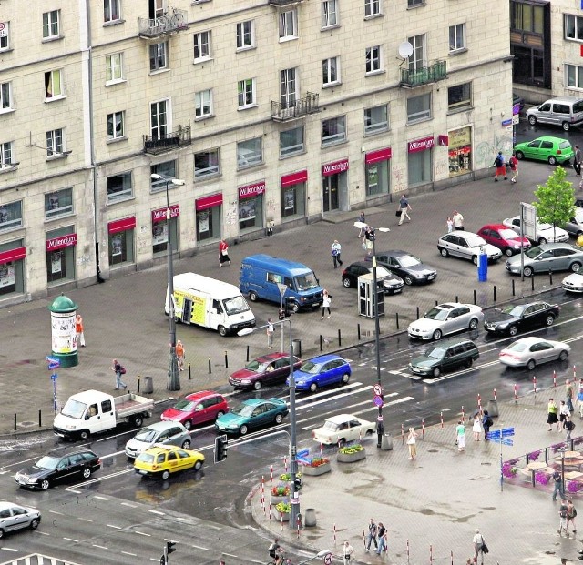 Skrzyżowanie, na którym znajduje się trzymetrowa reklama