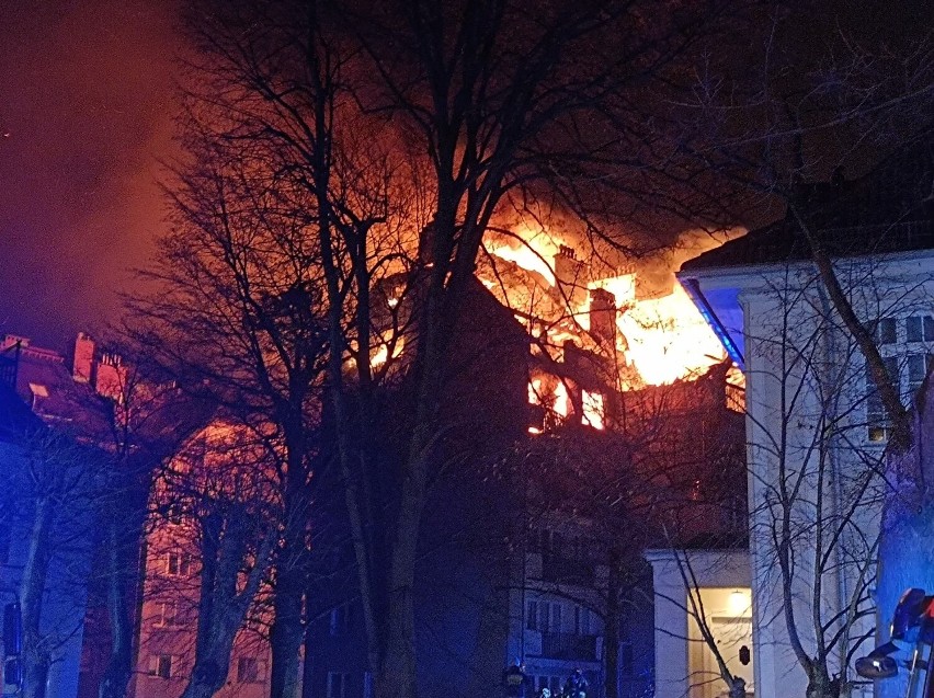 Nocny pożar w Sopocie. Ogień wybuchł w kamienicy przy ul....