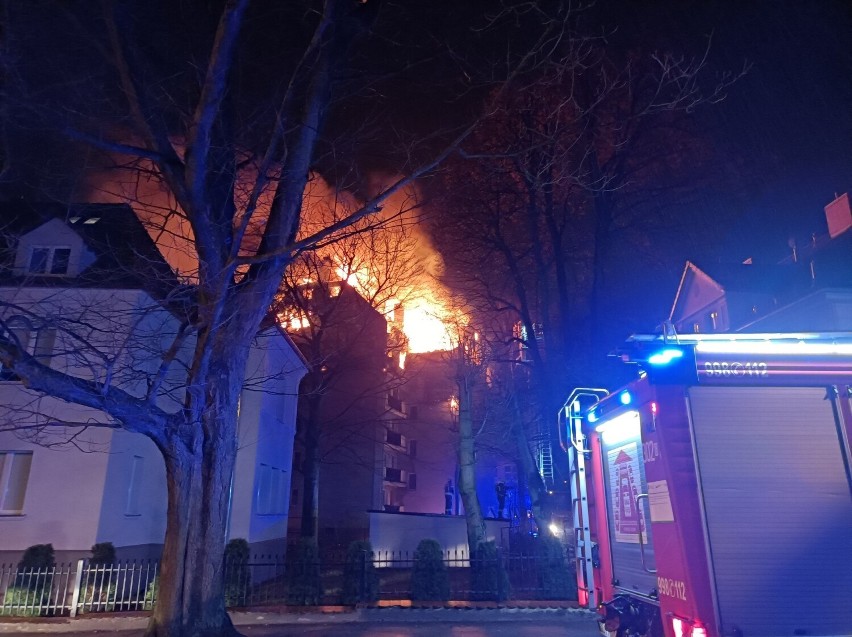 Nocny pożar w Sopocie. Ogień wybuchł w kamienicy przy ul....