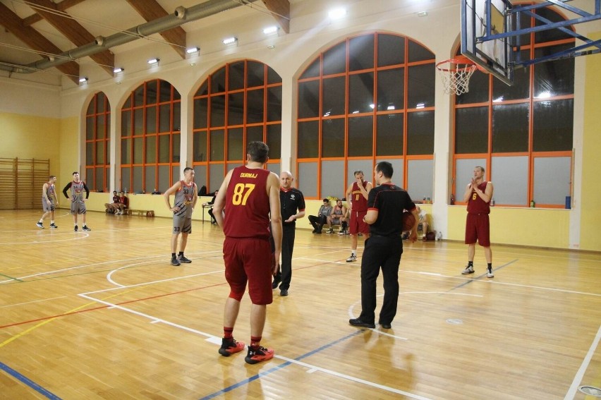 Na parkiecie hali wodnik zmierzyły się zespoły Chełmińskiej...