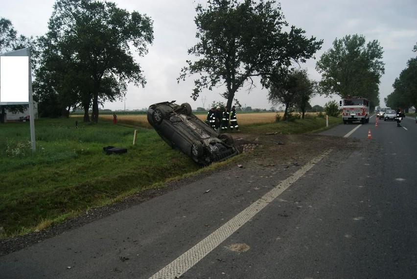 Wypadek Kaźmierzewo. Renault dachował, kierowca w szpitalu [ZDJĘCIA]