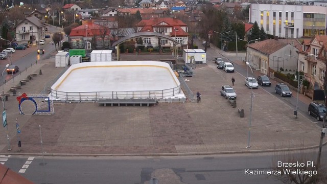 Na Placu Kazimierza Wielkiego stoi już sztuczne lodowisko, jego otwarcie 4 grudnia 2021 (widok z kamery internetowej)