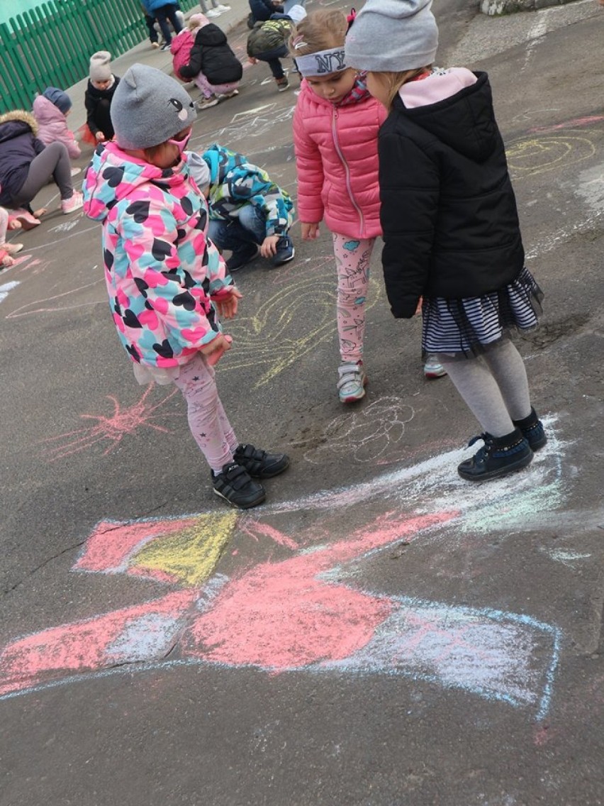 Przedszkolaki kochają swoje miasto i rysują dla Wrześni wielką laurkę 
