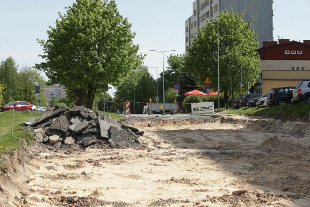 Na ulicy Orląt Lwowskich w Kielcach robotnicy zdjęli asfalt i zniknęli. od 3 tygodni prace stoją. A kierowcy zrobili sobie objazd przez deptak przy ulicy Daszyńskiego.

Zobacz zdjęcia