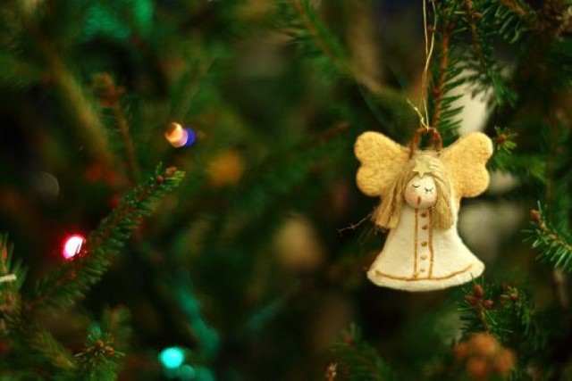 Wspólne ubieranie świątecznego drzewka we własnoręcznie zrobione ...