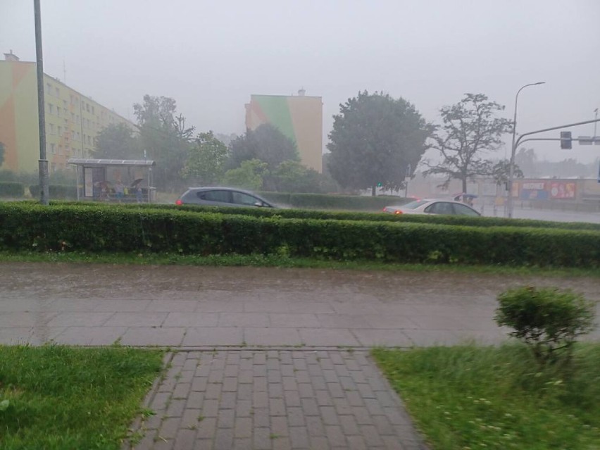 Gwałtowna nawałnica nad Wałbrzychem. Czekają nas burze z gradem, ulewne opady deszczu i silny wiatr