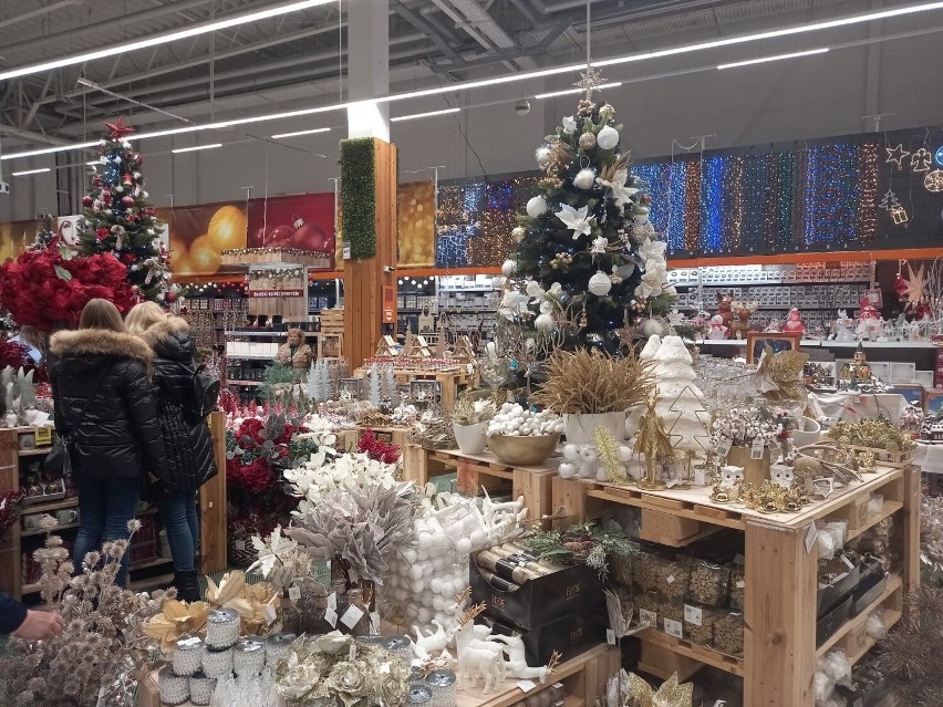 W marketach pełno jest świątecznych akcesorii....