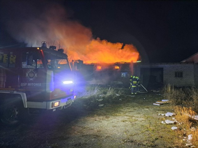 Ogromny pożar w Romartowie. Podczas akcji poszkodowany został strażak!