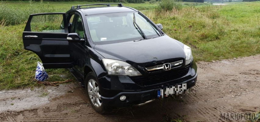 Akcja straży pożarnej w Otmuchowie. Auto zsunęło się ze skarpy i utknęło w kanale