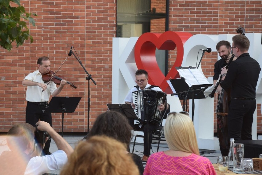 Koncert Accorinet Klezmer Band na patio kompleksu Calisia...