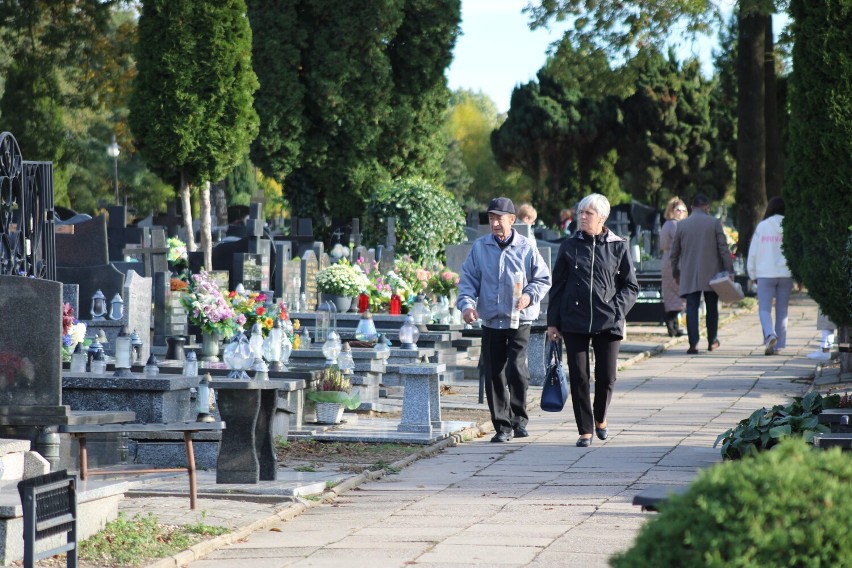 Ruch na cmentarzach w ostatni weekend przed Dniem Wszystkich Świętych 2023. Tak było w słoneczne niedzielne popołudnie w Wieluniu 
