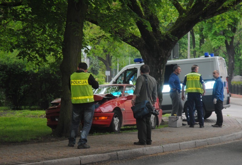 Kościan: kierowca uciekał przed policją, na ul. Bączkowskiego wjechał w drzewo