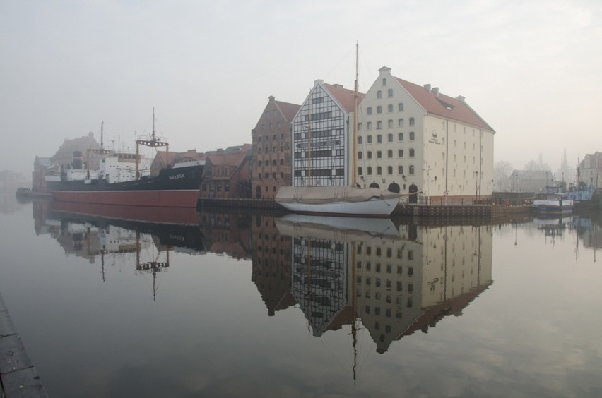 Gdańsk we mgle wygląda baśniowo. Miasto spowite gęstą mgłą jest tajemnicze i magiczne. Zobaczcie zdjęcia