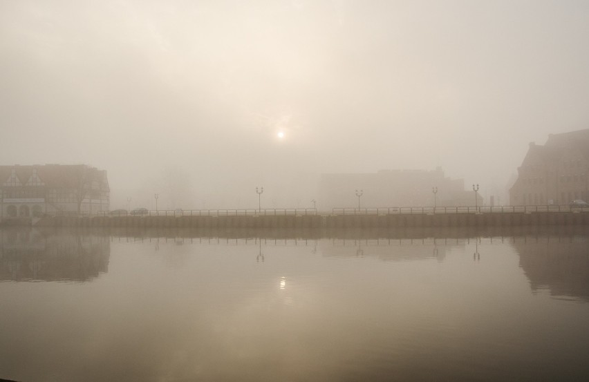 Gdańsk we mgle wygląda baśniowo. Miasto spowite gęstą mgłą jest tajemnicze i magiczne. Zobaczcie zdjęcia