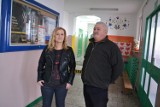 Mieszkańcy Piaszczyny sami odmalowali szkołę. Pomógł im właściciel firmy Ex Pro