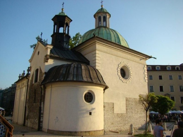 Barokowy kości&oacute;ł św. Wojciecha (Rynek Gł&oacute;wny 3). Jedna z najstarszych świątyń Krakowa. W tym miejscu św. Wojciech miał głosił kazania przed wyprawą do Prus w 997 r. Romańska budowla powstała w 2. poł. XI lub na pocz. XII w. Fot. Łukasz Mic