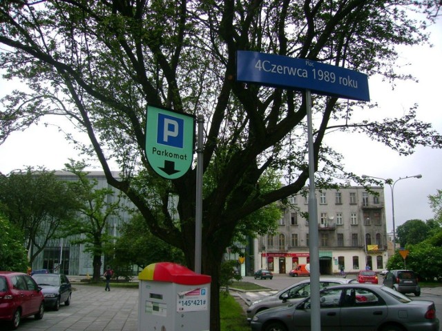 Plac 4 czerwca 1989 roku znajduje się u zbiegu ulic Narutowicza i Sienkiewicza. Zdjęcie wykonane 25 czerwca 2010 roku.