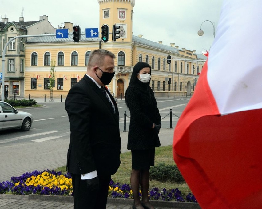 Radomsko Święto Konstytucji 3 Maja 2020. Kwiaty pod obeliskiem złożyli przedstawiciele władz powiatu