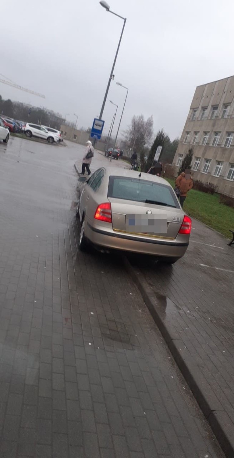 Mistrzowie parkowania w Słupsku. Auta przed szpitalem stoją na przystanku [ZDJĘCIA]