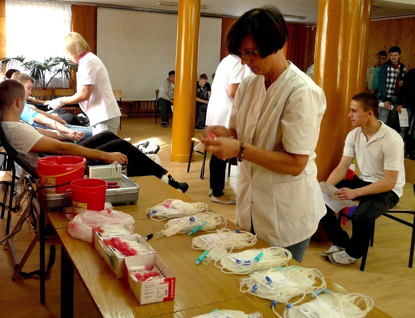 Uczniowie ZSZ nr 1 podczas akcji oddawania krwi