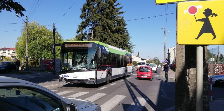 Wypadek z udziałem autobusu MZK na ul. Legionów w Tomaszowie  Maz. Poszkodowani pasażerowie [ZDJĘCIA, FILM]