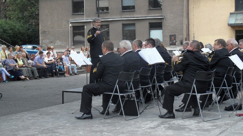 Orkiestra Dęta KWK Piast  podczas poranku muzycznego w...