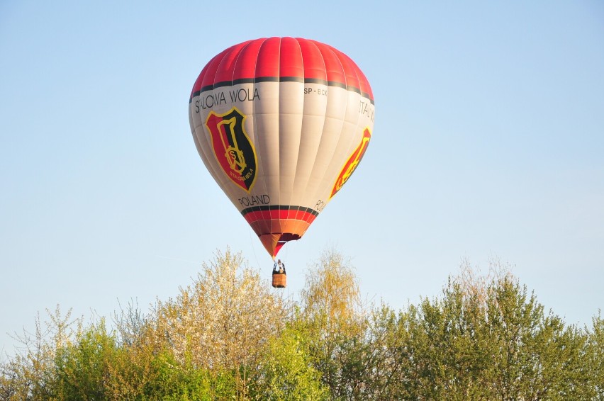 Majówka z balonami w Krośnie. Aerostaty nad miastem i atrakcje przy hali MOSiR [ZDJĘCIA]