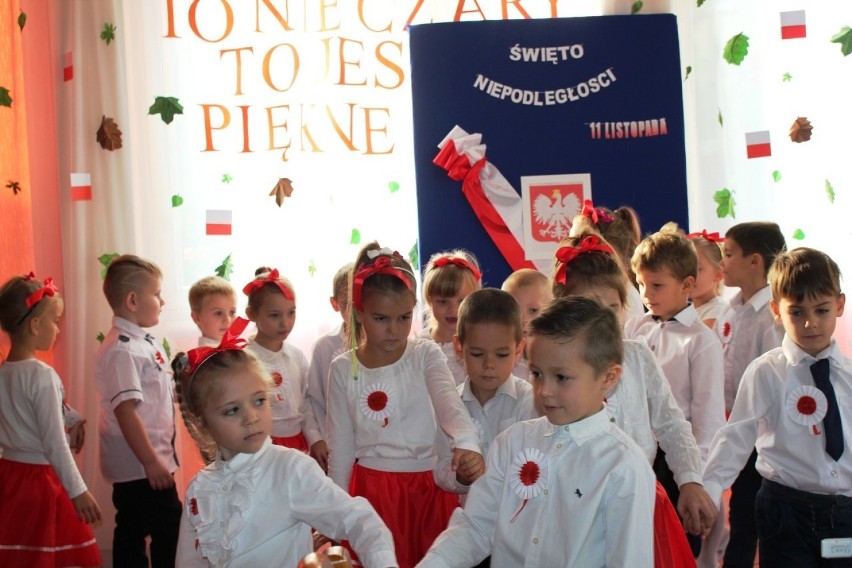 5 i 6-letnie maluchy z przedszkola nr 2 w Wągrowcu wystąpiły w biało-czerwonym widowisku dla pensjonariuszy dziennego domu seniora 