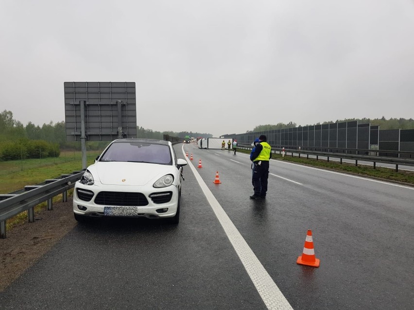 Brzesko. Kierowca porsche wyprzedzał na śliskiej nawierzchni i doprowadził do zderzenia, został ukarany [ZDJĘCIA]