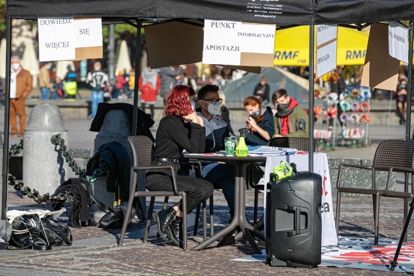 Organizatorzy akcji w Krakowie oferują pomoc w wystąpieniu z...