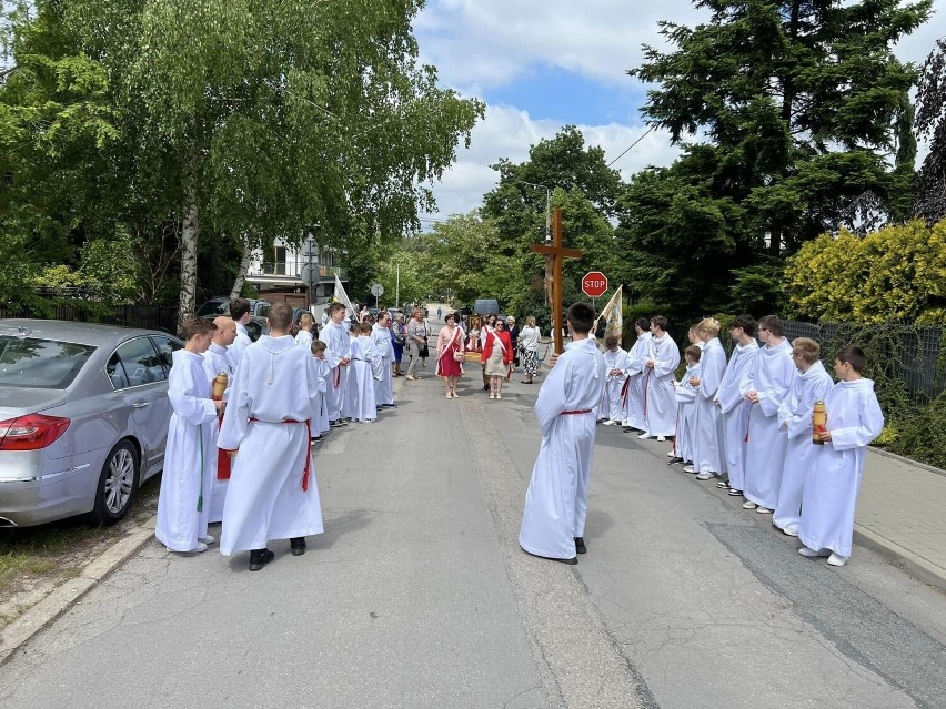 Boże Ciało 2023. Piękna procesja eucharystyczna w parafii Chrystusa Króla w Kielcach. Było bardzo dużo osób. Zobacz zdjęcia