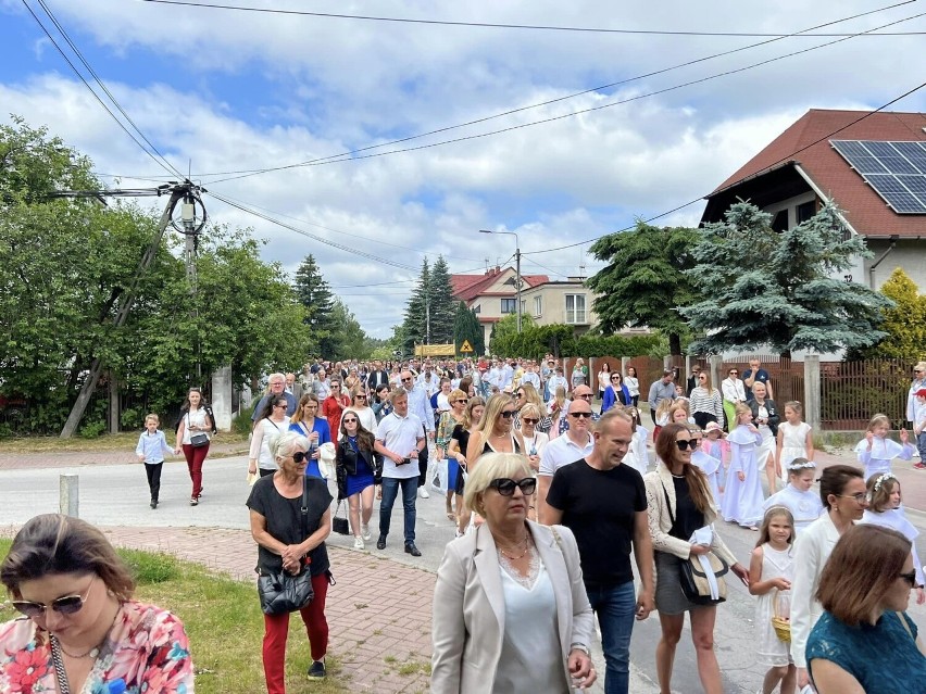 Boże Ciało 2023. Piękna procesja eucharystyczna w parafii Chrystusa Króla w Kielcach. Było bardzo dużo osób. Zobacz zdjęcia