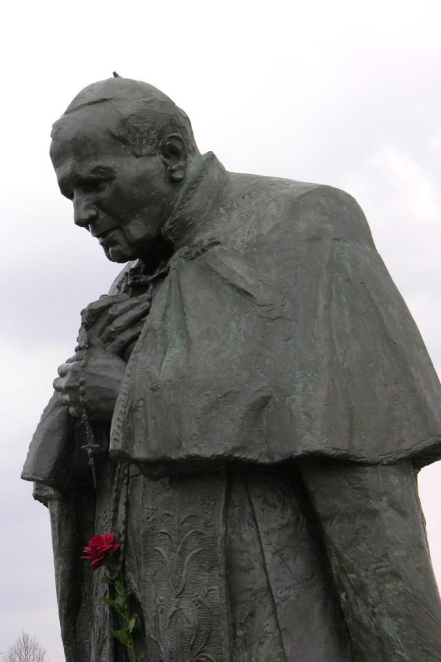 Dziś odsłonięto pierwszy pomnik polskiego papieża w stolicy ...