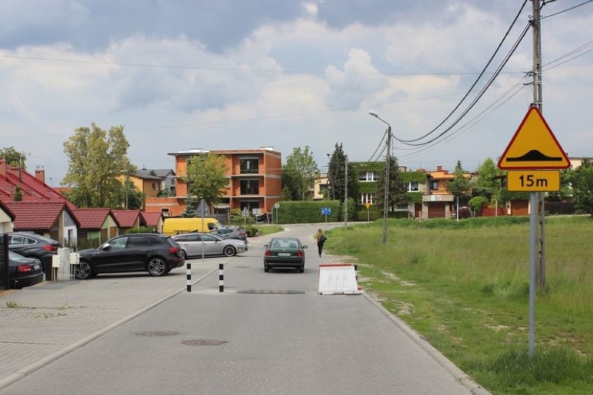 Na ulicy Miłej w Żorach ustawiono śluzy - to ma spowolnić samochody [ZDJĘCIA]