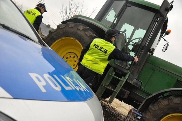 Doszło do samozapłonu silnika i ciągnik ruszył. Kobieta próbowała go zatrzymać, ale wpadła pod koła.