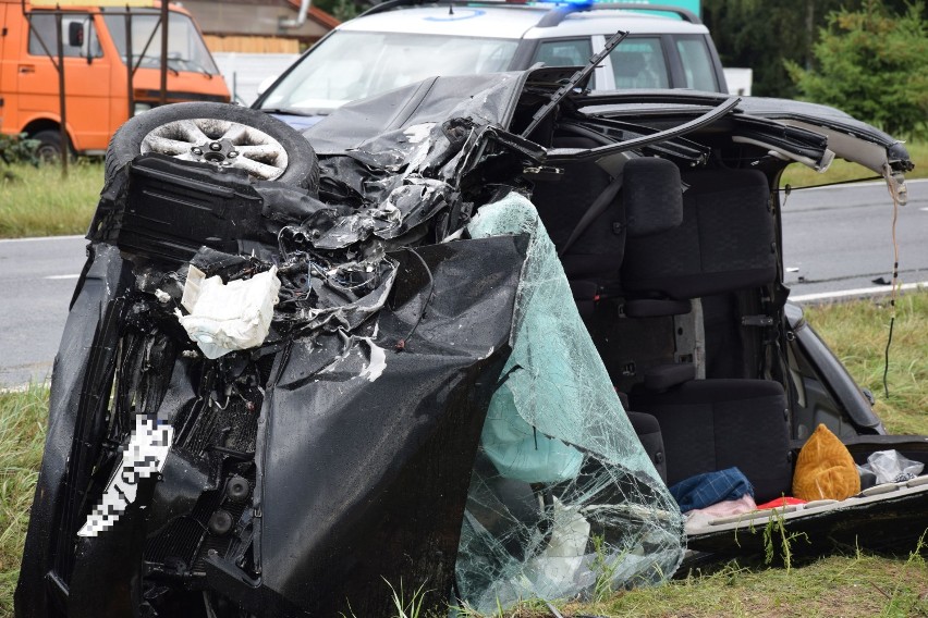 Wypadek w Polskim Konopacie na drodze Świecie - Tuchola. Cztery osoby ranne. Lądował śmigłowiec LPR [zdjęcia]