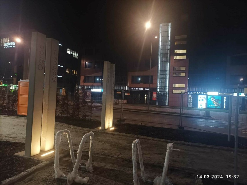 Ogród Wolności w Kielcach po zmroku prezentuje się zjawiskowo. Są stylowe lampy i podświetlane pylony. Zobacz zdjęcia
