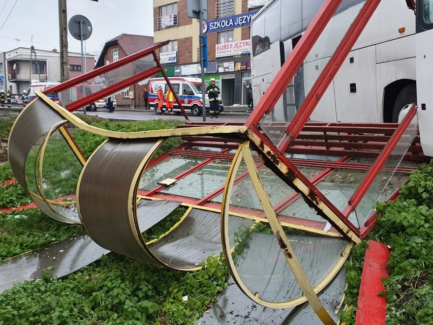 Kolizja w Chełmku. Udział w niej wzięły osobówka, autobus i...