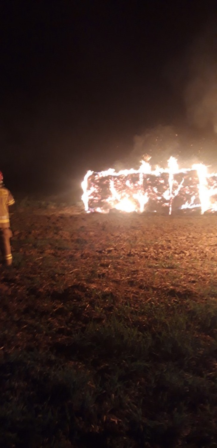 Pożar balotów słomy w miejscowości  Dębnica  