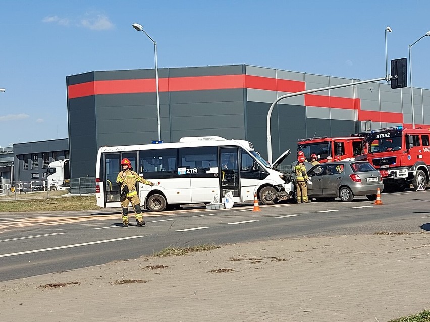 Kolizja pojazdów w Piekarach Śląskich. Samochód dostawczy zderzył się z samochodem osobowym na skrzyżowaniu Kotucha z Harcerską