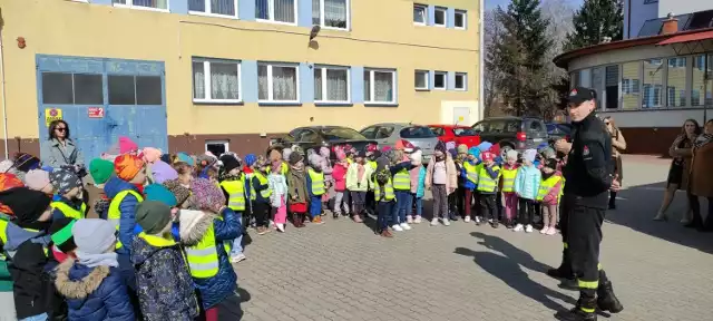 Dzieci w odwiedzinach u włoszczowskich strażaków
