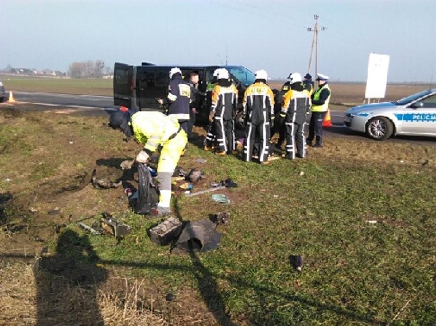 Wypadek na krajowej "11". Nie żyją 2 osoby, 9 jest rannych