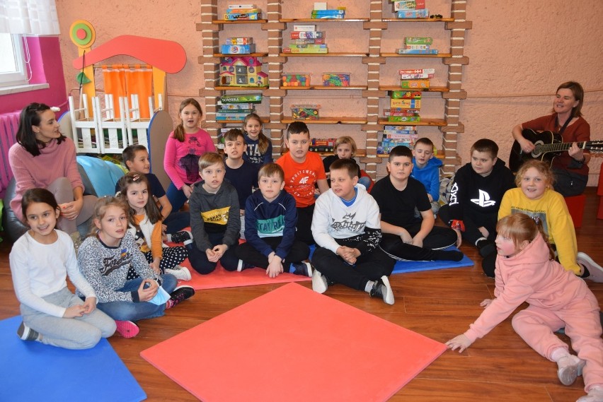 Dzieci w świetlicy szkolnej w Moszczance. W środku dwóch...