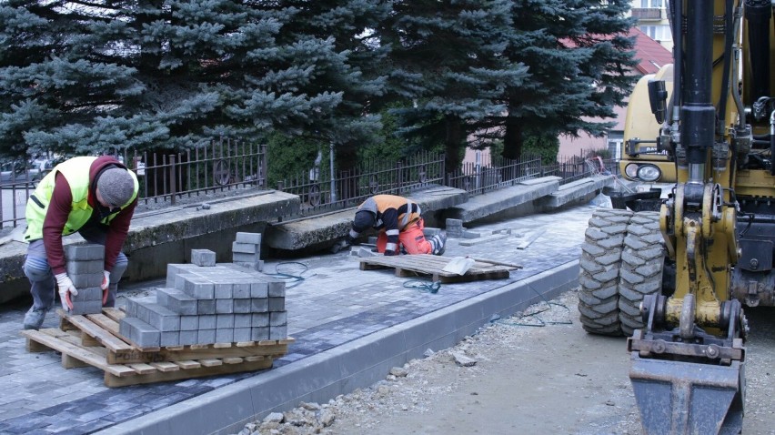 Ruszyły prace remontowe na ulicy Ogrodowej w Staszowie.