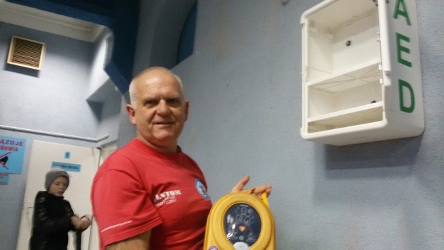 Piotr Pieczara prezentuje nowy defibrylator
