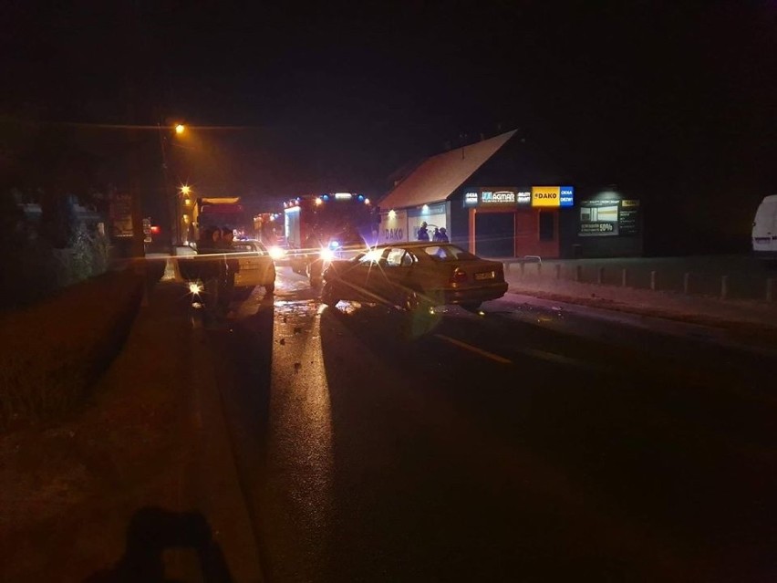 Wypadek w Kętach na drodze krajowej 52 z udziałem dwóch samochodów