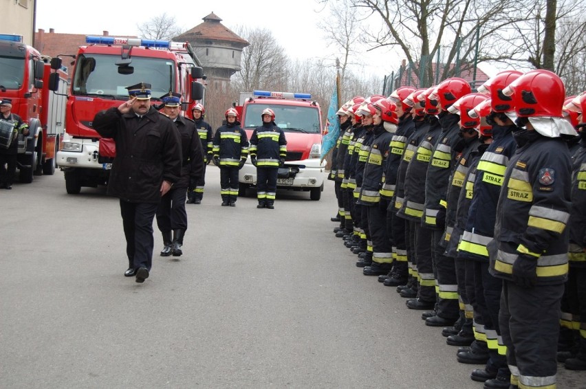 Przekazanie nowego wozu strażakom z powiatowej komendy...