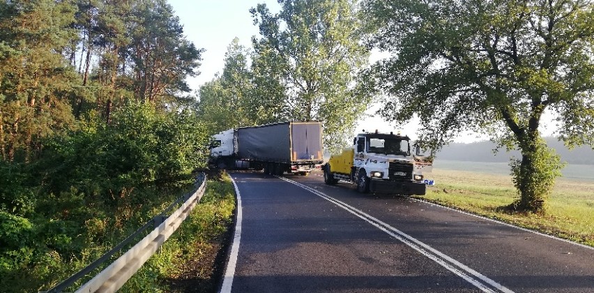 Droga krajowa nr 11 przez kilka godzin była zablokowana. Na odcinku Dobrzyca - Krępsko wywrócił się TIR [AKTUALIZACJA] 
