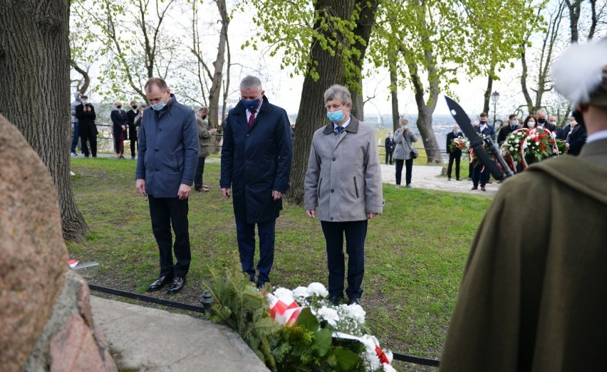 3 maja w Przemyślu. Delegacje przy obelisku na Wzgórzu Zamkowym [ZDJĘCIA]